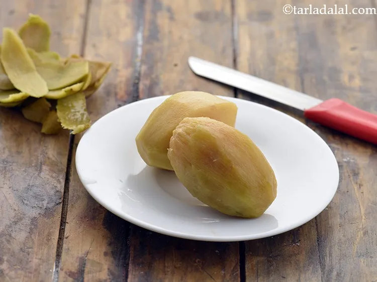 स्टेप 4 – एक तेज चाकू का उपयोग करके त्वचा को छीलें। त्वचा …