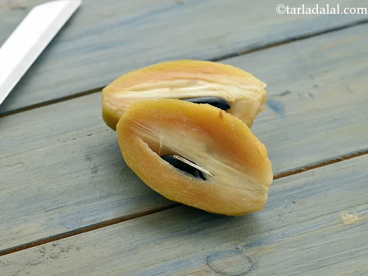 स्टेप 5 – तेज चाकू का उपयोग करके चीकू को २ में काटें।