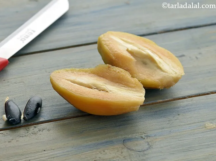 स्टेप 6 – काले बीज निकालें और उन्हें निकाल दें।