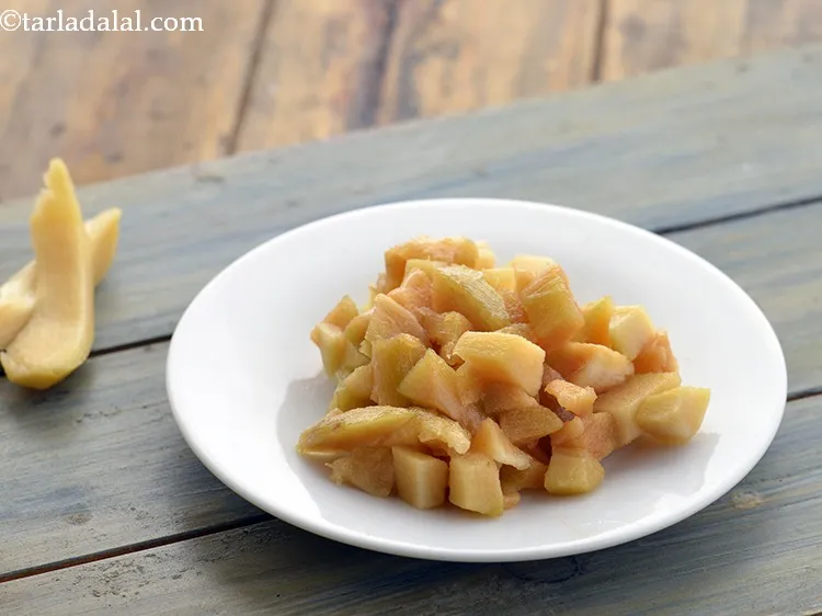 स्टेप 7 – <strong>चीकू मिल्क शेक</strong> के लिए, अब चीकू को एक साफ …