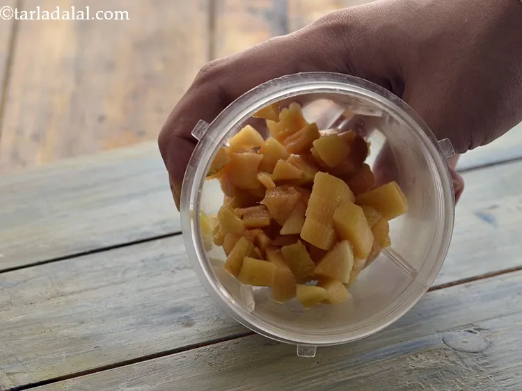 स्टेप 8 – इसे मिक्सर जार में डालें।