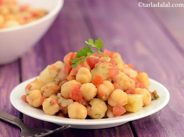 Step 14 – Serve potato <strong>chickpea salad</strong>&nbsp;(<strong>&nbsp;chickpea chaat)&nbsp;</strong>immediately or refrigerate it for 1 hour and serve chilled.