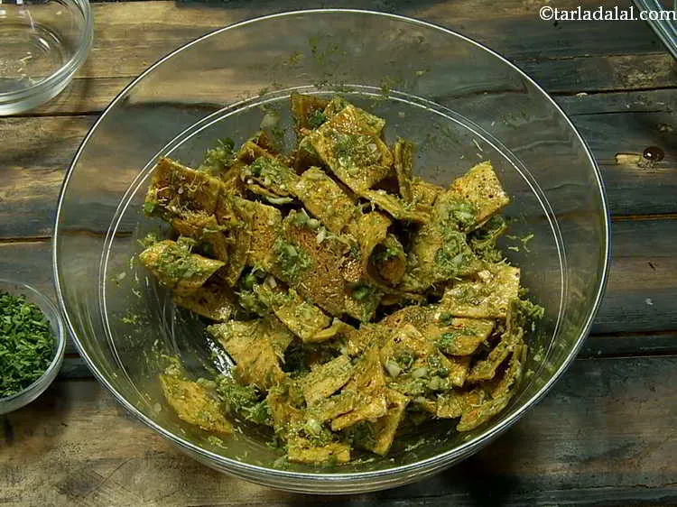 Step 23 – With the help of two spoons mix and toss all the ingredients of the&nbsp;<strong>Chilla chaat</strong>.