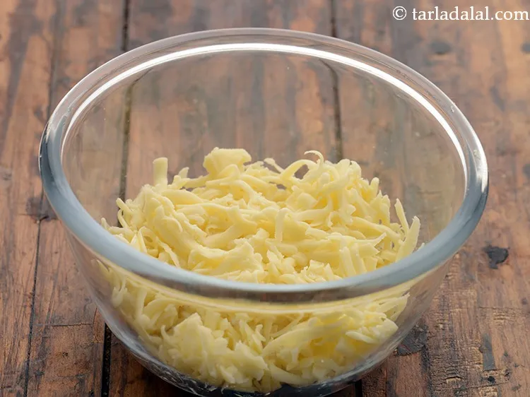 स्टेप 3 – इस बीच, एक कटोरी में चीज़ लें। आप आधा मोज़ेरेला …