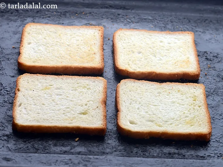 स्टेप 10 – <strong>चिली चीज़ टोस्ट</strong> को असेम्बल करने के लिए, सभी टोस्टेड …