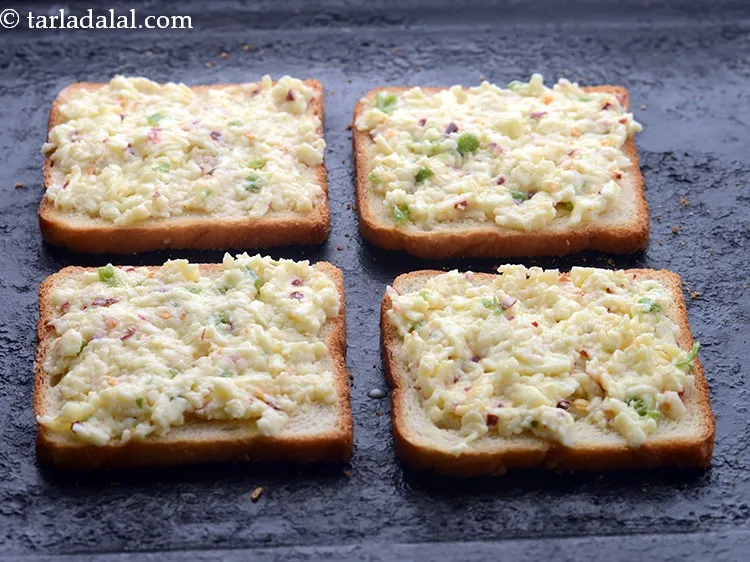 स्टेप 11 – प्रत्येक टोस्टेड ब्रेड पर तैयार टॉपिंग के १/४ भाग चाकू …