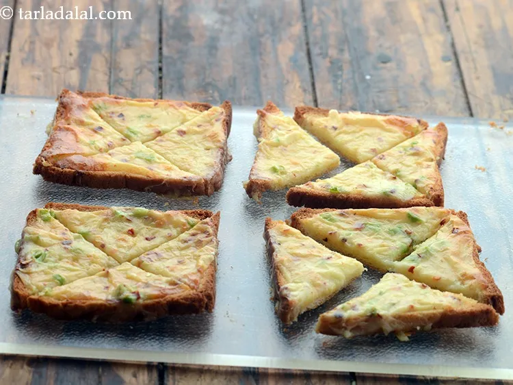 स्टेप 13 – प्रत्येक चिली चीज़ को ४ बराबर टुकड़ों में तिरछा काट …