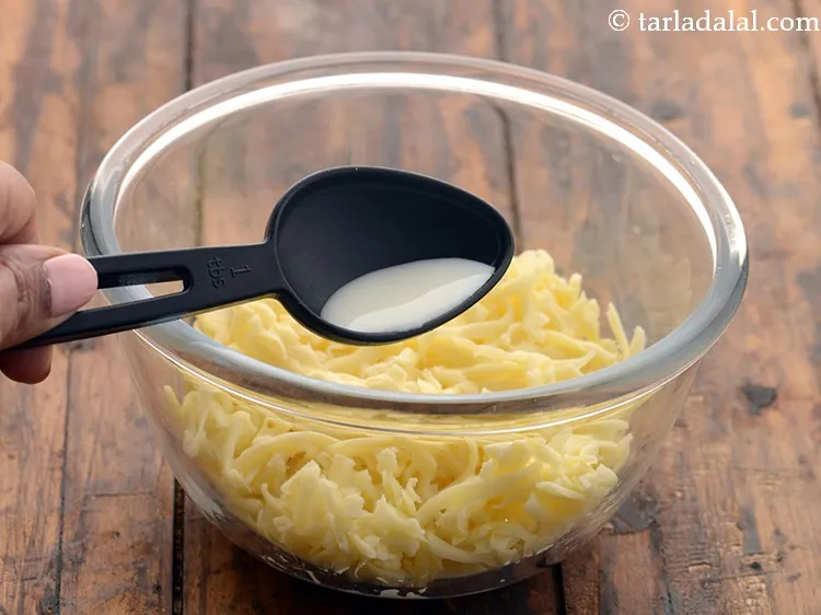 स्टेप 4 – दूध डालें। यह टॉपिंग की सभी सामग्री को बांधने में …