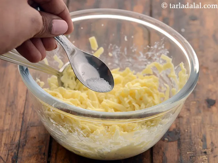 स्टेप 6 – नमक डालें, चूकीं मक्खन और चीज़ दोनों में नमक डोता …