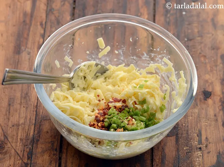 स्टेप 8 – हरी मिर्च डालें। हम मसालेदार किक और अच्छा रंग पाने …