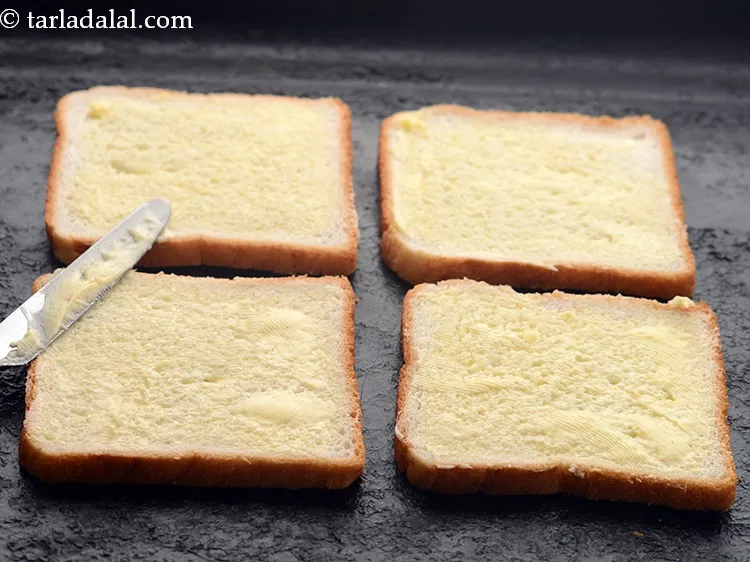 स्टेप 1 – <strong>बेक्ड चिली चीज़ टोस्ट</strong> तैयार करने के लिए, प्रत्येक ब्रेड …