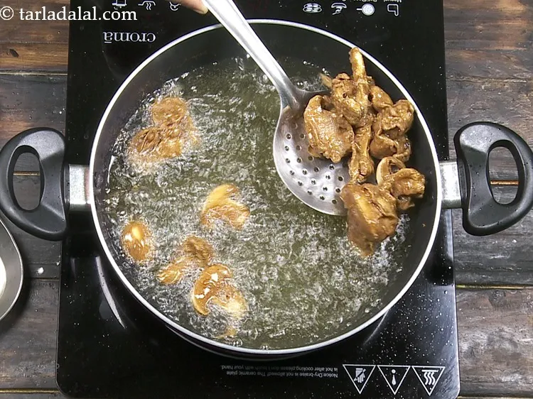 Step 20 – Deep-fry till they turn golden brown in colour from all the sides.&nbsp;
