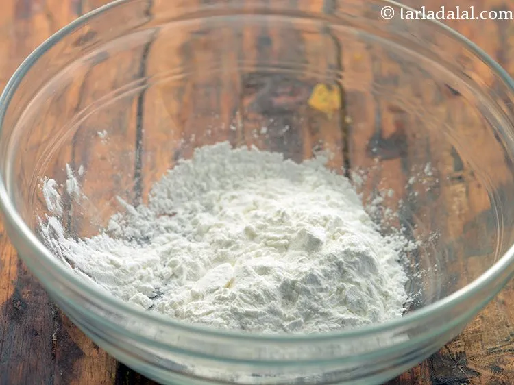 स्टेप 4 – <strong>चिली पनीर रेसिपी</strong> में कुरकुरा तला हुए पनीर बनाने के …