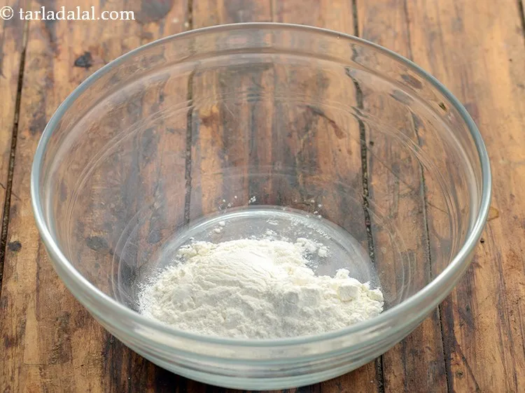 स्टेप 2 – <strong>चिली पनीर रेसिपी</strong> के लिए पनीर का कोट करने के …