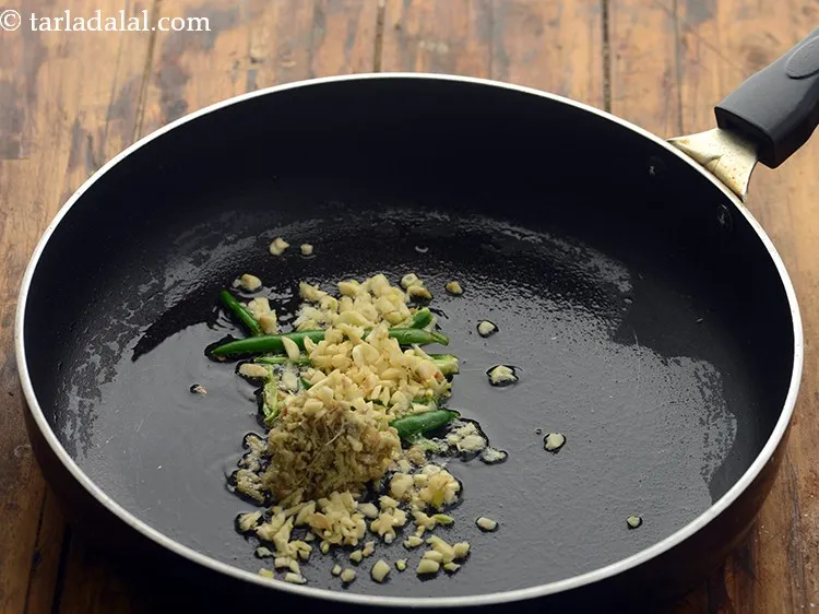 स्टेप 15 – लहसुन डालें।