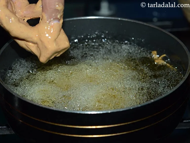 Step 14 – Next, heat oil in a kadhai and drop the coated paneer into the oil craefully.&nbsp;