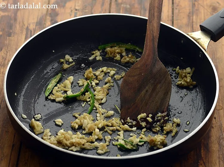 स्टेप 16 – मध्यम आंच पर कुछ सेकन्ड तक भुन लें।