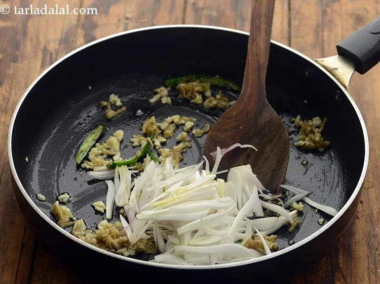 स्टेप 17 – हरे प्याज़ का सफेद भाग डालें। अगर आपके पास हरा …