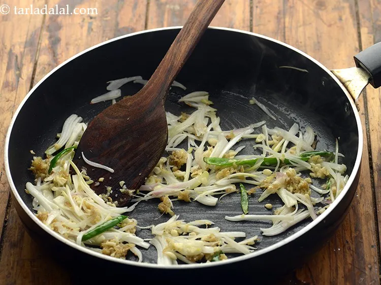 स्टेप 18 – मध्यम आंच पर कुछ सेकन्ड तक भुन लें।