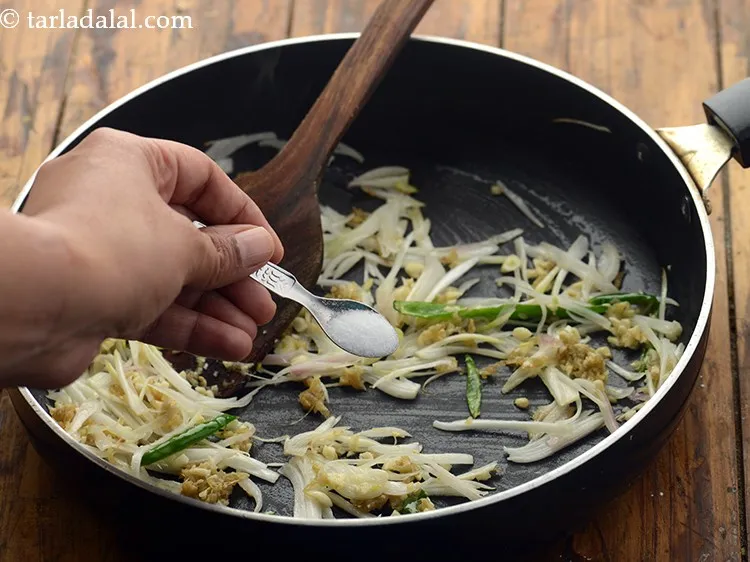 स्टेप 19 – नमक डालें और मध्यम आंच पर ३० सेकंड के लिए …