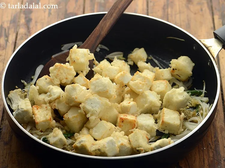 स्टेप 20 – तले हुए पनीर के क्यूब्स डालें।