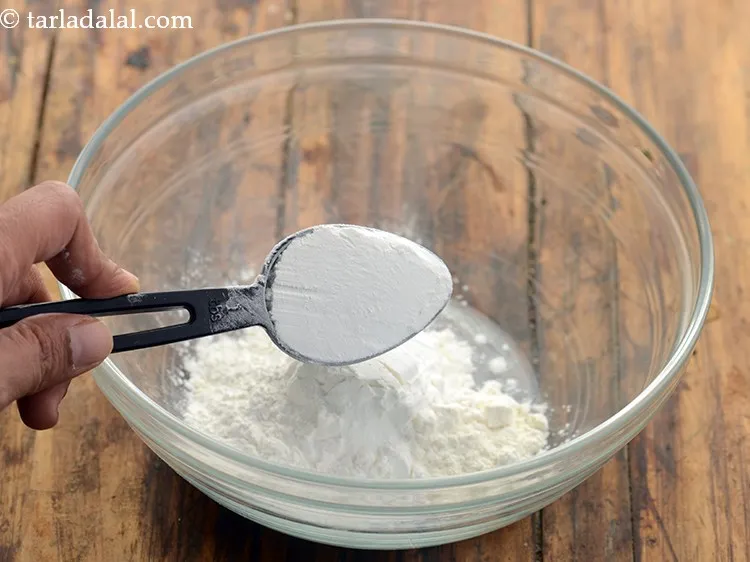 स्टेप 3 – कॉर्नफ्लोर डालें।