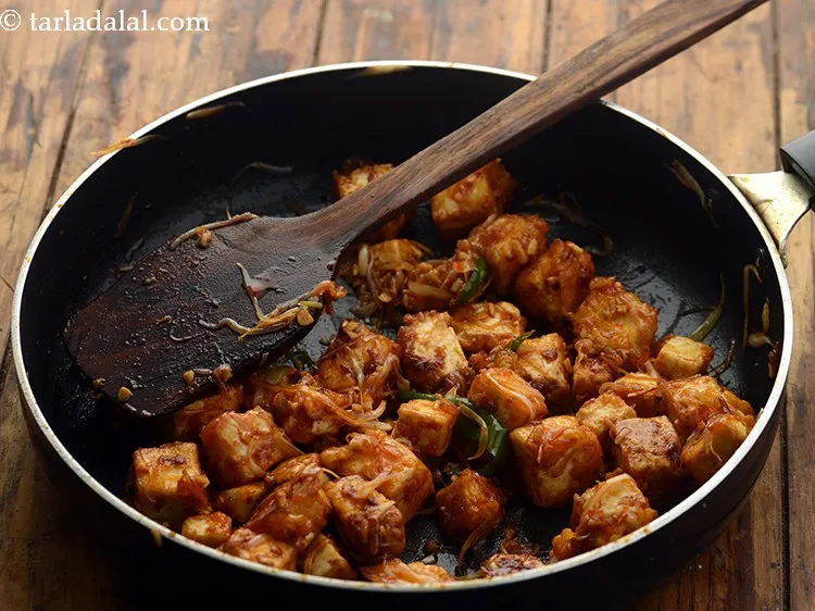 स्टेप 24 – इसे अच्छे से मिलाएं और मध्यम आंच पर लगातार हिलाते …