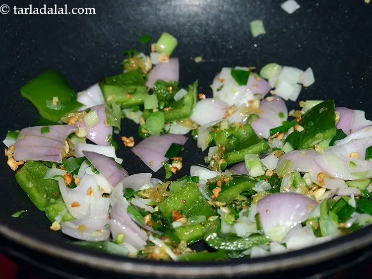 स्टेप 24 – कुछ सेकंड के लिए सब सामग्री को एक साथ भून …