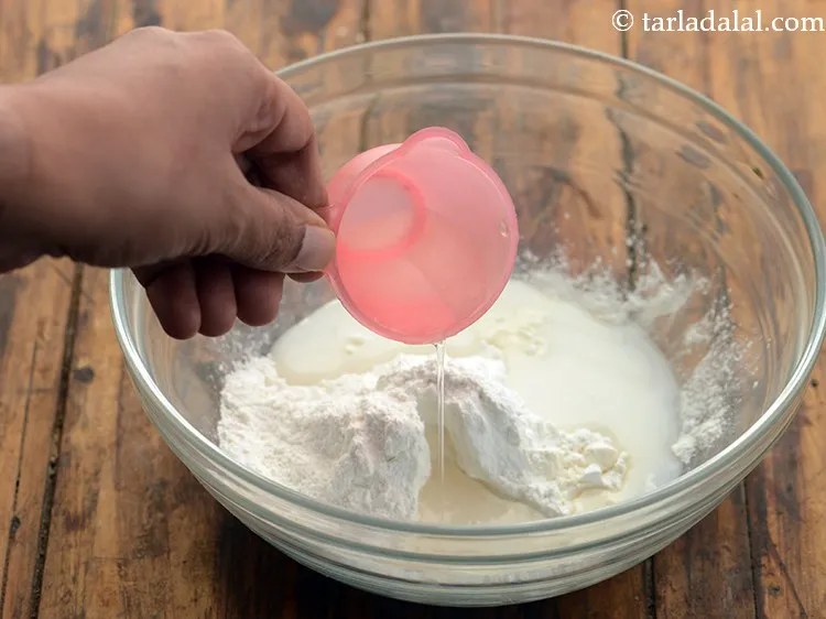 स्टेप 5 – लगभग १/४ कप पानी डालें।