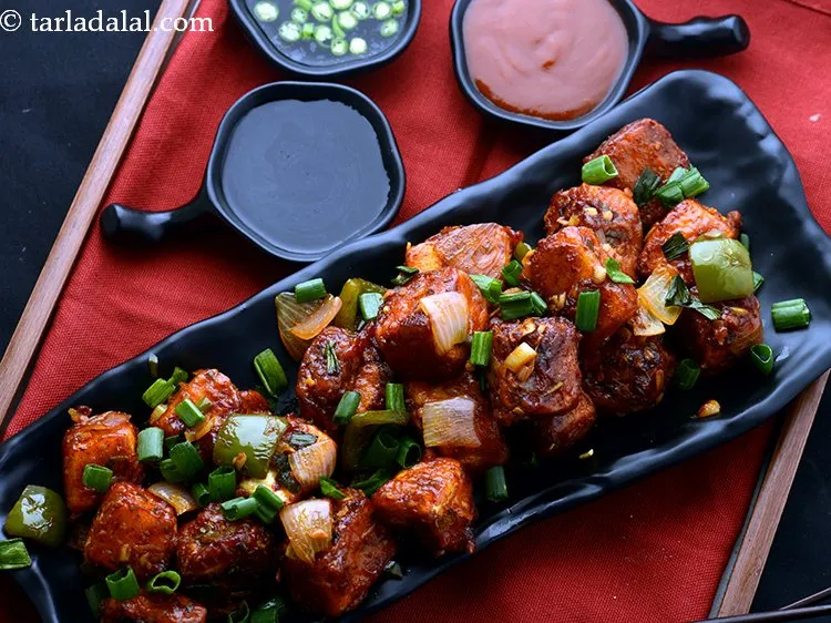 स्टेप 35 – <strong>&nbsp;चिल्ली पनीर रेस्टोरेंट स्टाइल</strong> को गरमा गरम परोसें।