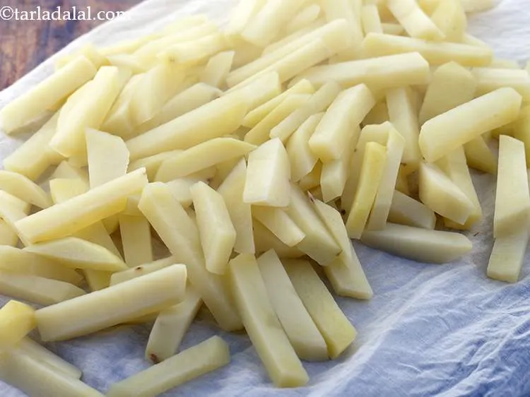 स्टेप 9 – <div> आलू फिंगर को किचन टॉवल पर रखें और अच्छे …