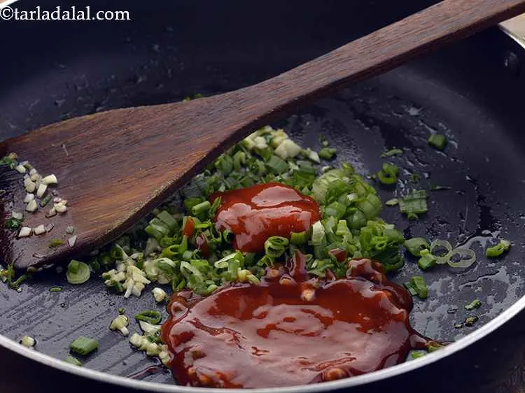 स्टेप 21 – चिली सॉस डालें। टमाटर केचप और चिली सॉस के बजाय, …