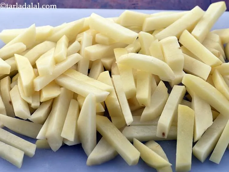 स्टेप 4 – अब, स्लाइस को समान आकार में आलू फिंगर के जैसे …