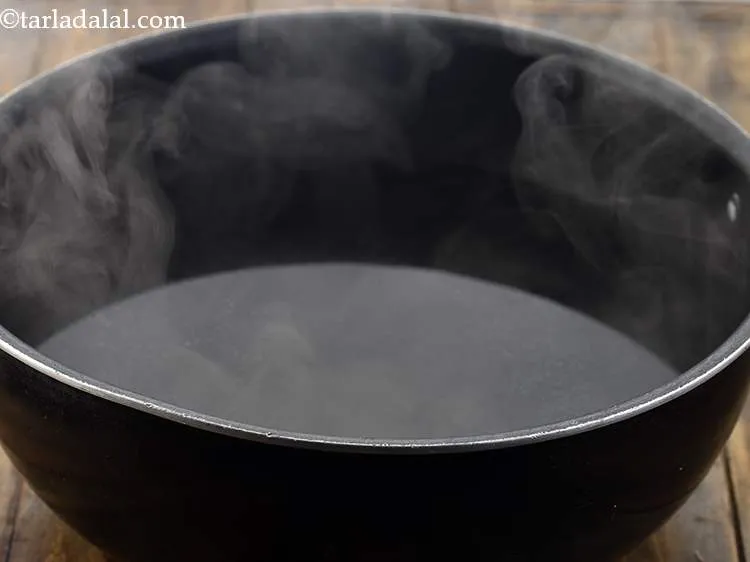 स्टेप 6 – आधे उबाले हुए आलू के फिंगर बनाने के लिए एक …