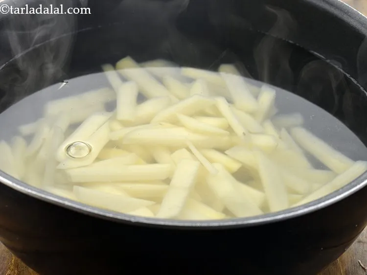 स्टेप 7 – आलू फिंगर को पानी मे डालें और उन्हें ५ से …