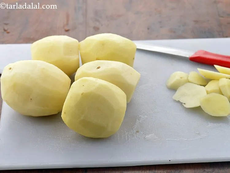 स्टेप 2 – आलू के दोनों कोनों को काट लें। यह न केवल …