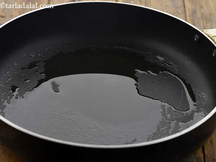 स्टेप 15 – <strong>चिली पोटैटो </strong>बनाने के लिए एक चौड़े नॉन-स्टिक पैन या …