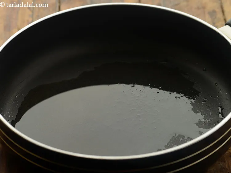 Step 5 – To make <strong>Mumbai street style Chinese bhel</strong>, heat the oil in a broad non-stick pan …