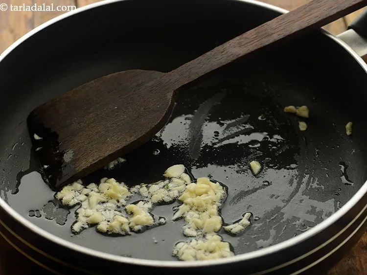 स्टेप 2 – तेल गर्म होने के बाद, लहसुन को तेज आंच पर …