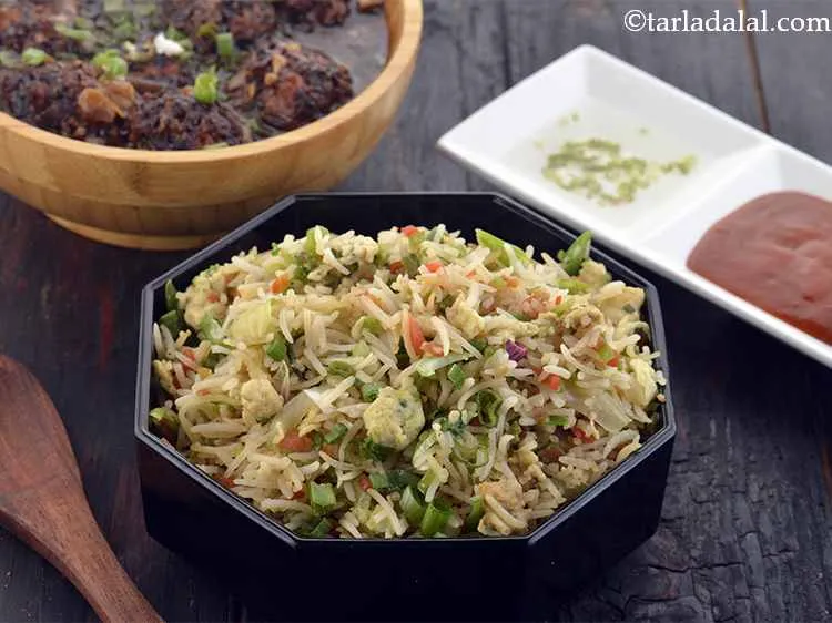 Step 31 – Serve <strong>Chinese Egg Fried Rice</strong> immediately with chillies in vinegar and chilli sauce.