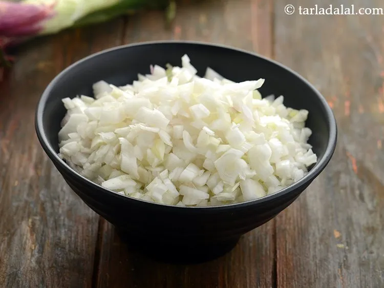 स्टेप 9 – बारीक कटे हुए हरे प्याज़ का सफेद और हरा भाग …