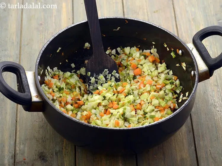 स्टेप 12 – अच्छी तरह से मिलाएं और तेज आंच पर ३ मिनट …