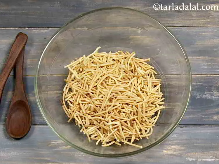 Step 7 – To make&nbsp;<strong>Chinese bhel recipe | Mumbai roadside Chinese bhel |&nbsp;</strong>in a deep bowl, take fried …