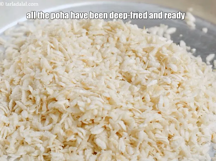 Step 9 – Repeat&nbsp;to deep-fry the remaining half of the poha. Keep aside.