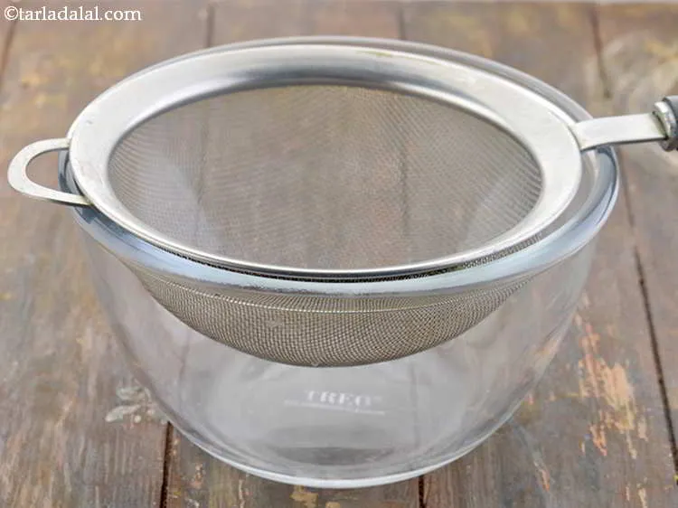 स्टेप 1 – <div> एक गहरी कटोरी लें और उसके ऊपर एक छलनी …