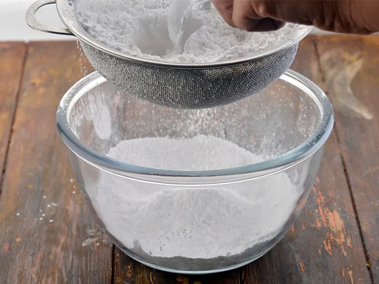 स्टेप 2 – एक चम्मच का उपयोग करके आइसिंग शुगर को छान लें। …