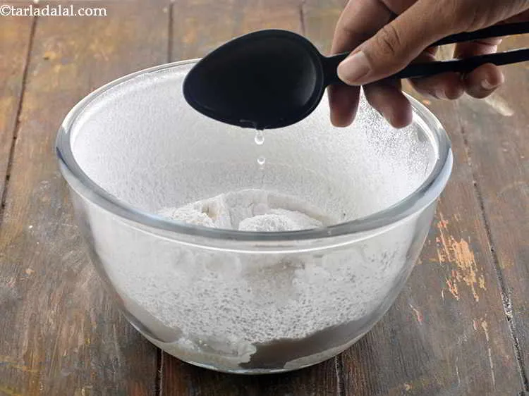 स्टेप 3 – इसमें २ १/२ टेबल-स्पून गरम पानी डालें। हम यहा गरम …