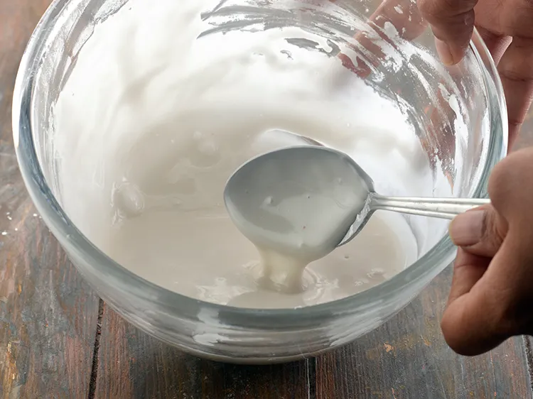 स्टेप 4 – एक चम्मच की मदद से अच्छी तरह मिलाएं, जब तक …