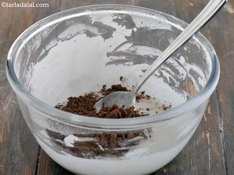 स्टेप 5 – अब, कोको पाउडर डालें।