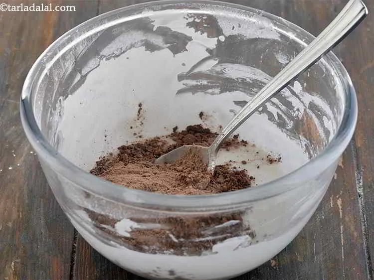 स्टेप 6 – साथ ही, चॉकलेट पाउडर डालें। इन दोनों सामग्रियों को चॉकलेट …